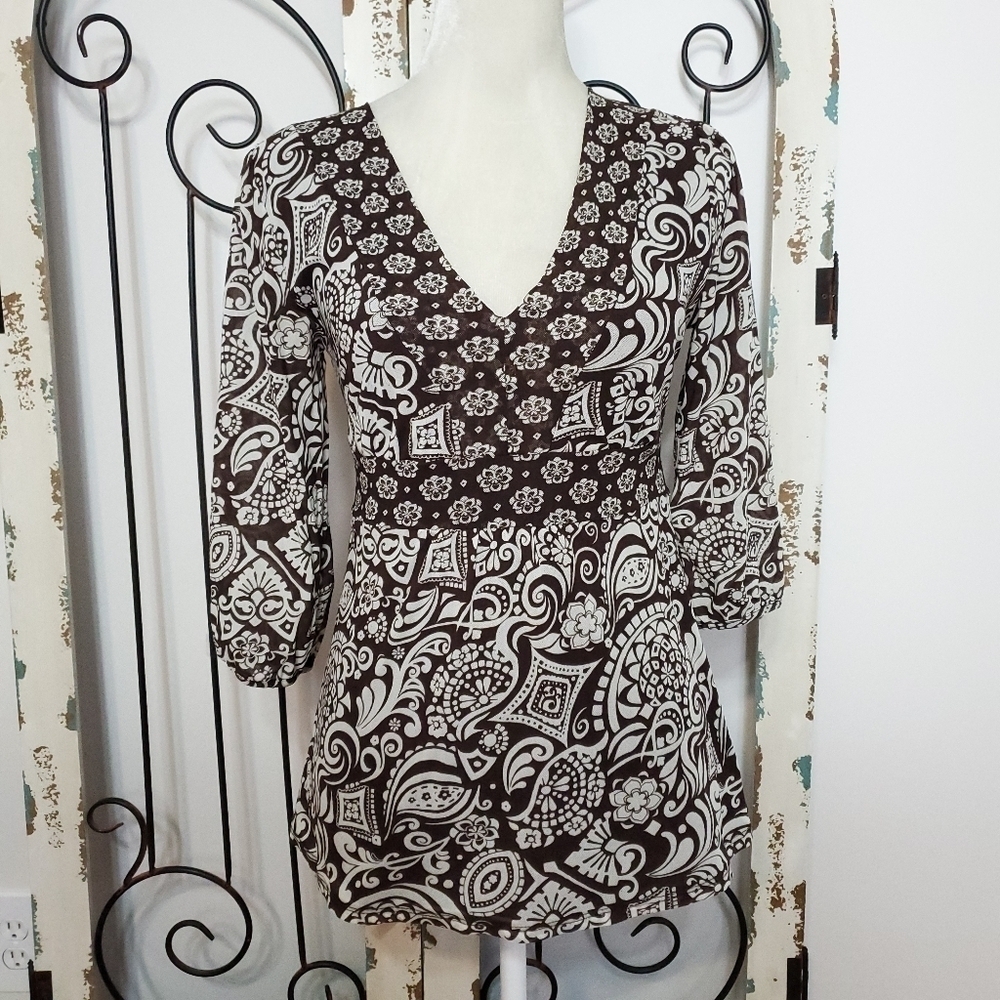 3/$15 sale Flattering stretchy print top small